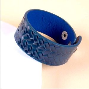 FREE Blue snap bracelet